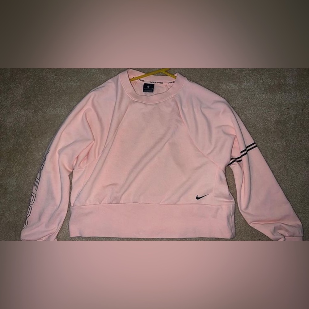 light pink nike pro cropped crewneck